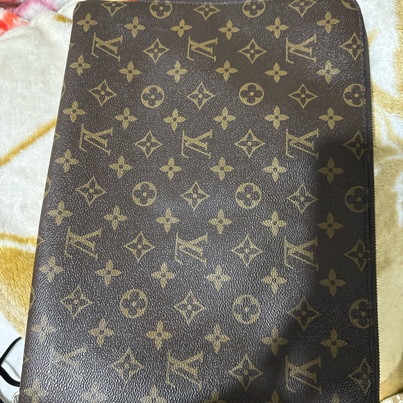 Louis Vuitton Monogram Clutch/iPad
Pro - Picture 2 of 16